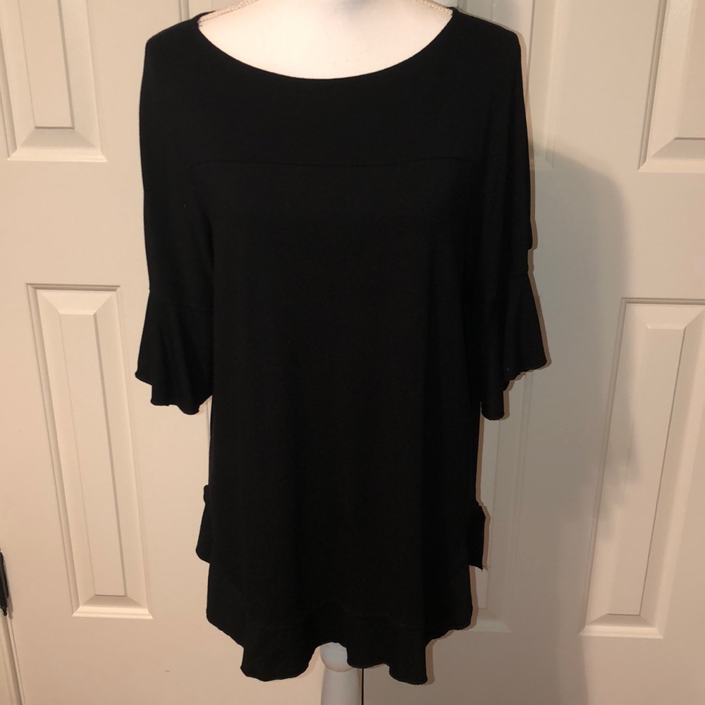 Cupio black top with sleeve detail and tailored ruffled bottom. Size Large